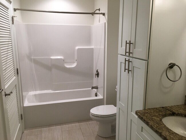 Building Photo - 875 Elm St