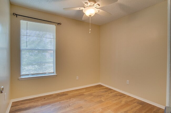 Building Photo - Fully Renovated 3/2 Just Minutes from the ...