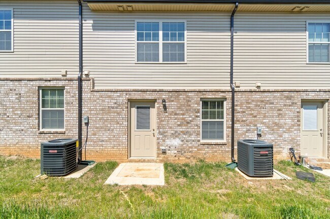 Building Photo - Two Bedroom with Garage on Exit 11!
