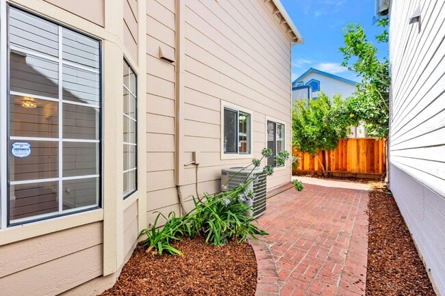 Building Photo - 39737 Potrero Dr