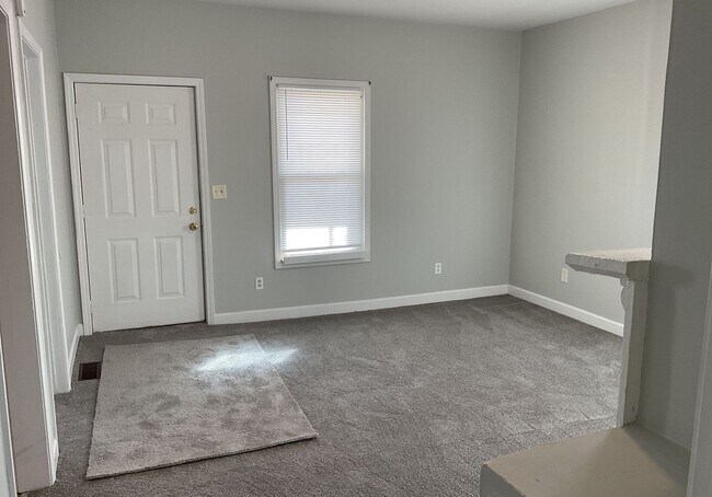 Building Photo - Available Now! Two bedroom home !!