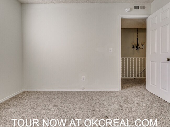 Building Photo - 1207 Lakecrest Dr