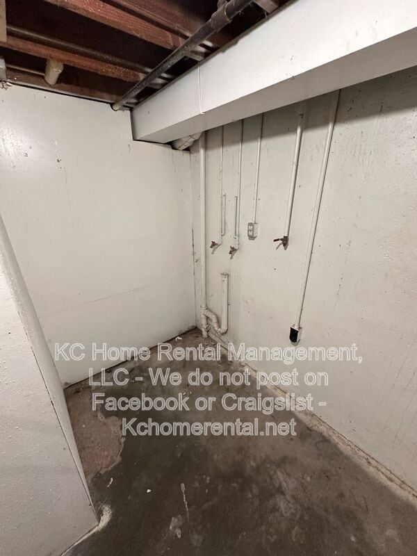 Building Photo - 405 NE Westwind Dr