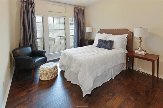 Building Photo - 200 Karten Ln