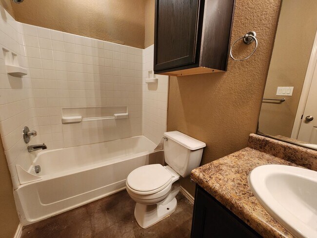 Building Photo - 3/2/1 Duplex w/ Stained Concrete Floors Th...