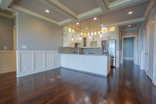 Building Photo - PRICE REDUCED!! Luxury 3BR/2BA Condo (Parking Included) – Prime Hyde Park & Modern Finishes!
