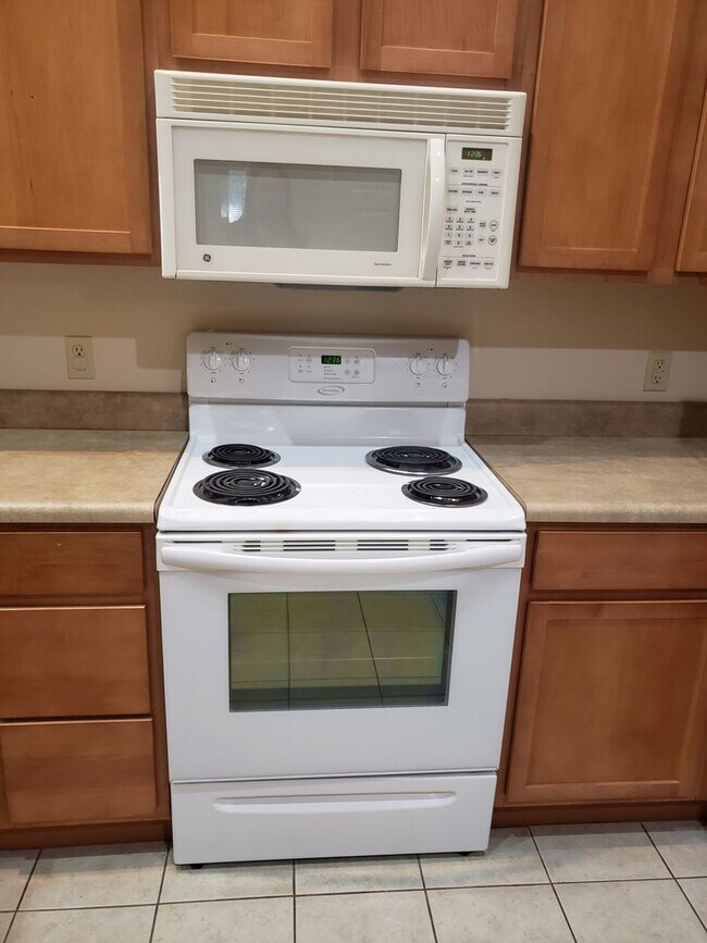 Building Photo - 2 bed / 2 bath - 2 car attached garage