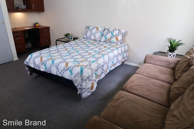 Building Photo - Studio, 1 bath Room For Rent - 510 E. Clark
