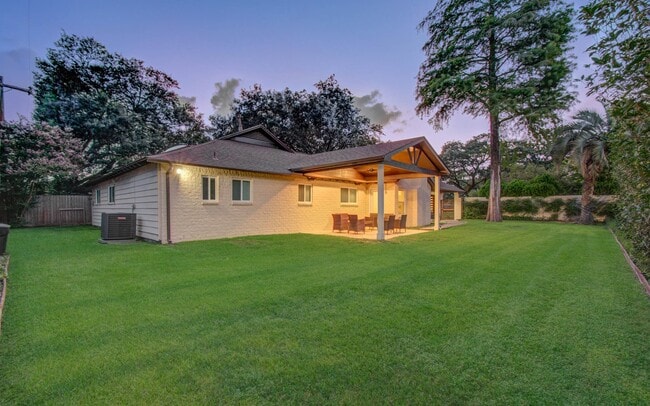 Building Photo - 14603 Carolcrest Dr