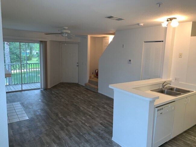 Building Photo - Central Park II Condos -  Downtown Sarasota Annual Rental 1-Bedroom 1-Bath $1595