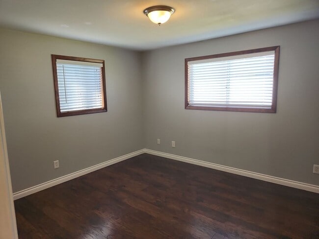 Building Photo - 2 Bedroom 1.5 Bath Washer Dryer Included i...