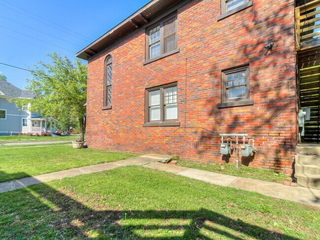Building Photo - 1300 NW 15th St
