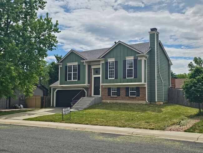 Building Photo - 2 Bedroom Home with Large Yard - Close to Waneka Lake Park