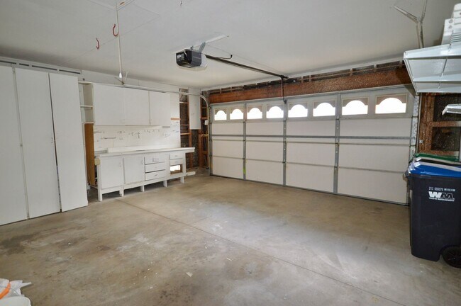 Building Photo - 2 Bedroom plus Den Home in 55+ Community i...