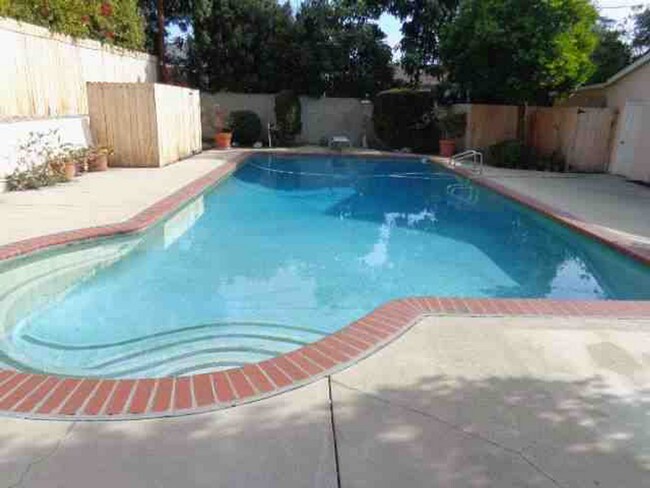 Building Photo - 8204 Calmada Ave