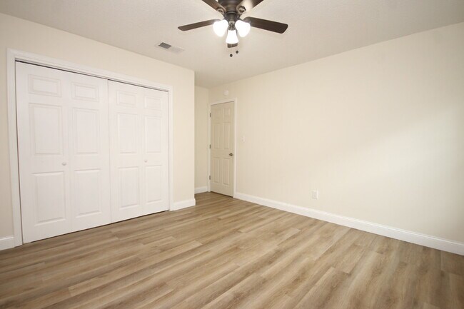 Building Photo - Charming Renovated 3/2 Cottage with Granit...