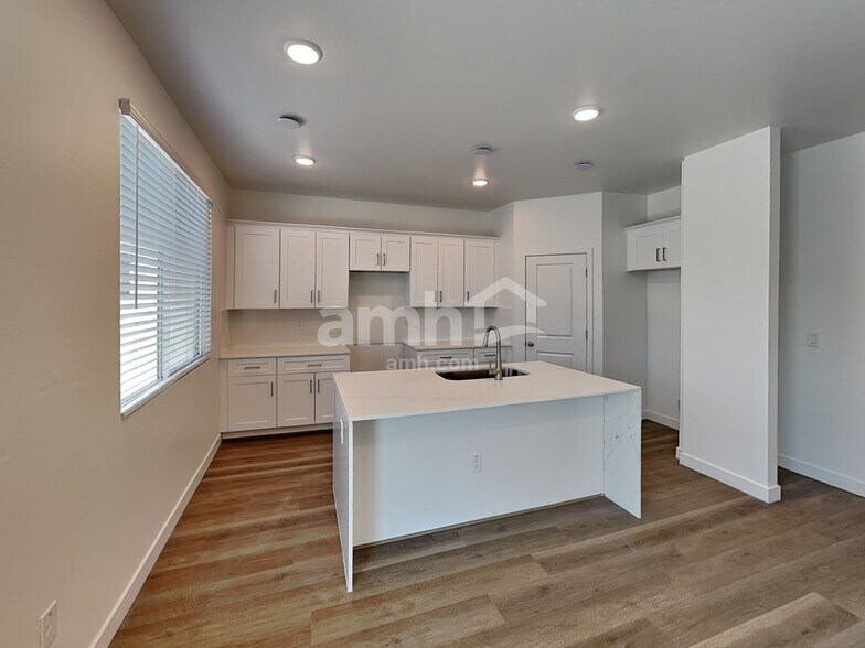 Building Photo - 9732 W Parkway Dr