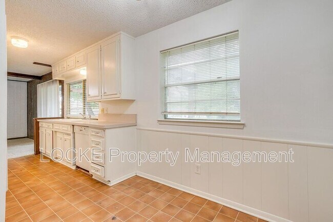 Building Photo - 812 E Prairie View Rd