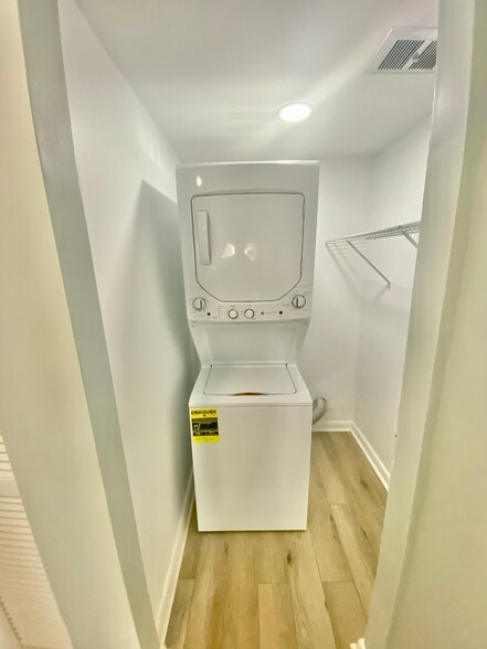 In unit washer / dryer - 200 Waterway Dr S