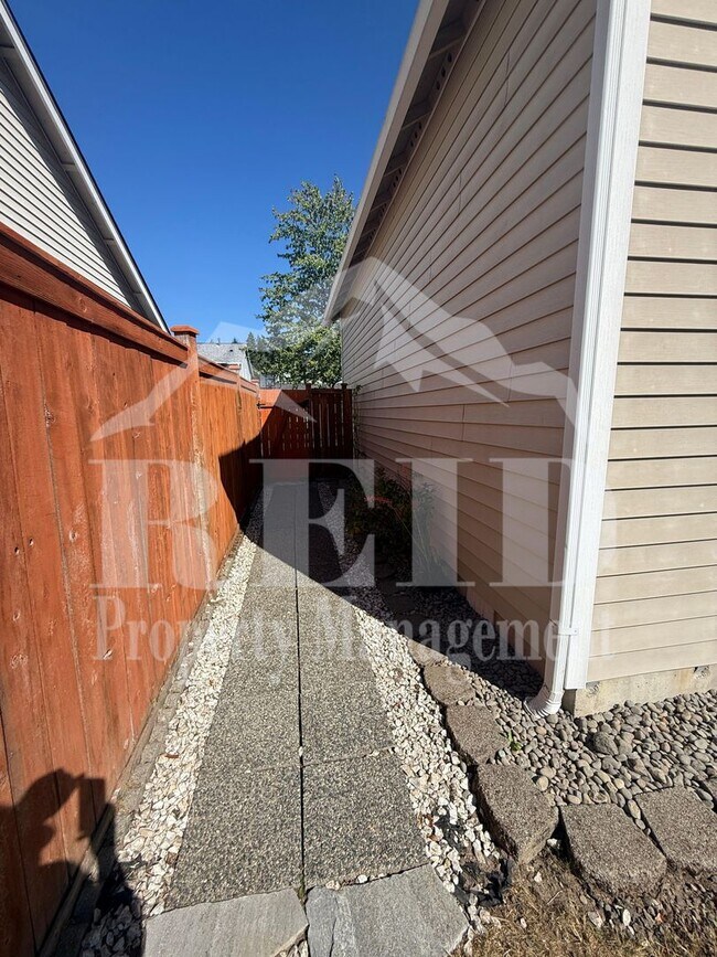 Building Photo - 6037 Sycamore Ln NE