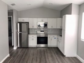 Building Photo - 1818 Meadow Ct
