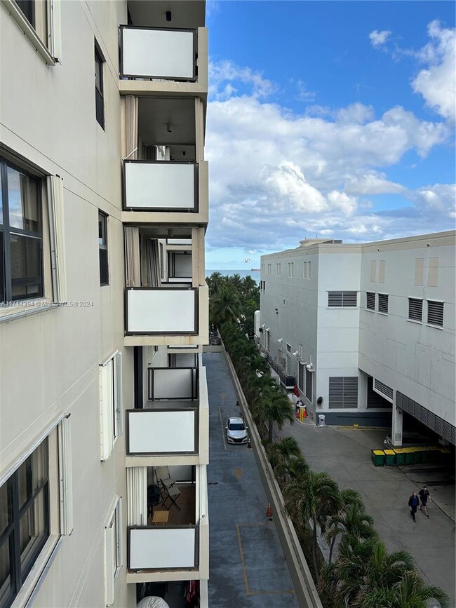 Building Photo - 1621 Collins Ave