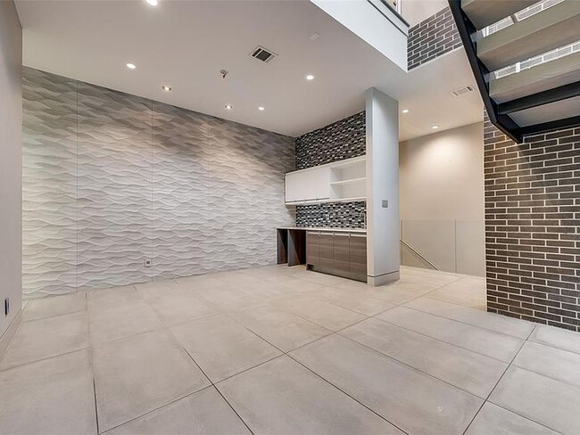 Building Photo - "Luxurious 3-Bed Oasis with 5 Full Baths in Prime Dallas Location - 4,666 Sq Ft of Elegance!"