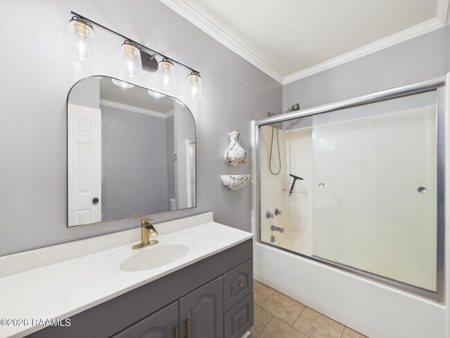 Building Photo - 115 La Rue Vil