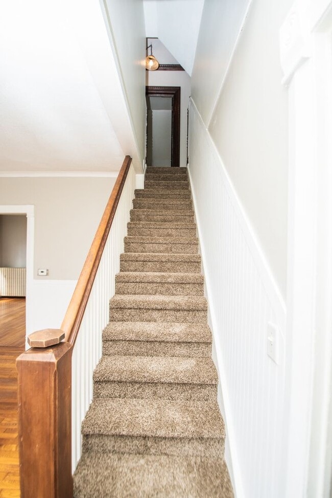 Building Photo - 3 bed 1.5 bath Downtown Valparaiso Home
