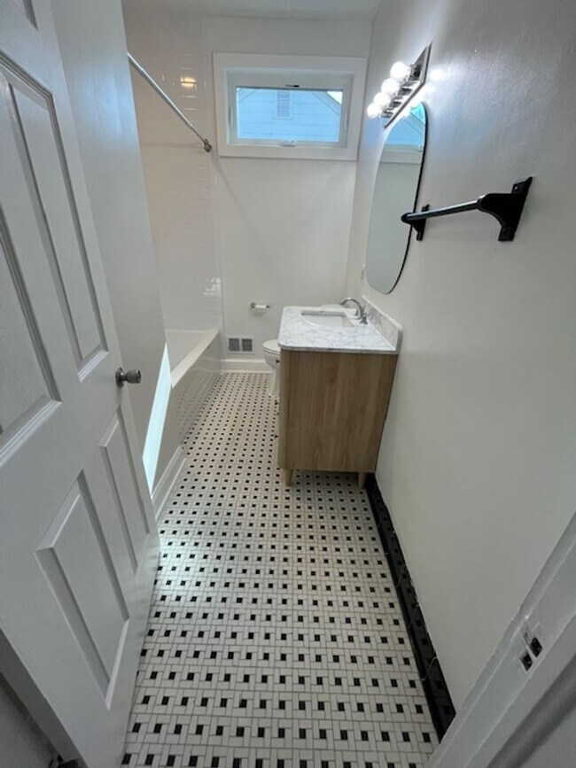 Building Photo - Newly-RENOVATED 2/1 House in a prime location!