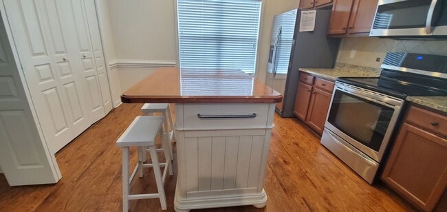 Building Photo - Townhouse  At West Park Place