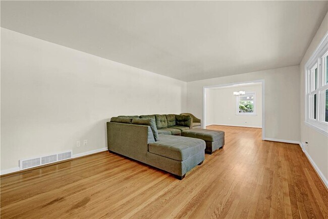 Building Photo - 2127 Desmond Dr