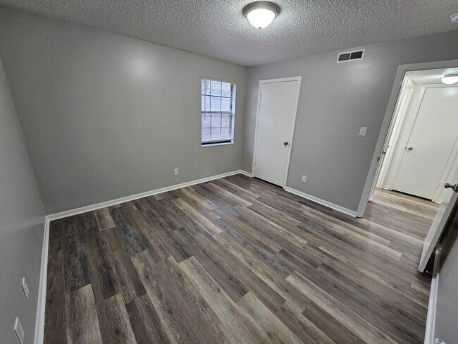 Building Photo - Renovated upstairs 1 Bedroom 1 Bath appartment available NOW!