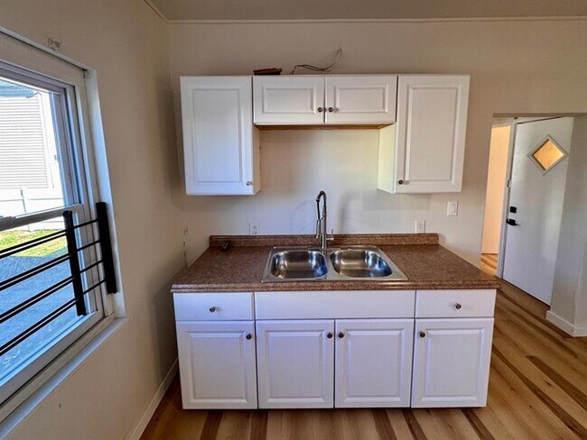 Building Photo - 1332 Goettmann St