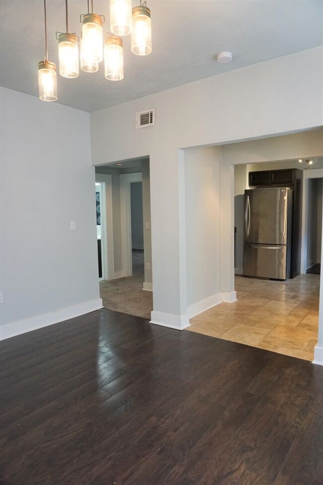 Building Photo - 2 BED 1 BATH DUPLEX MESTA PARK