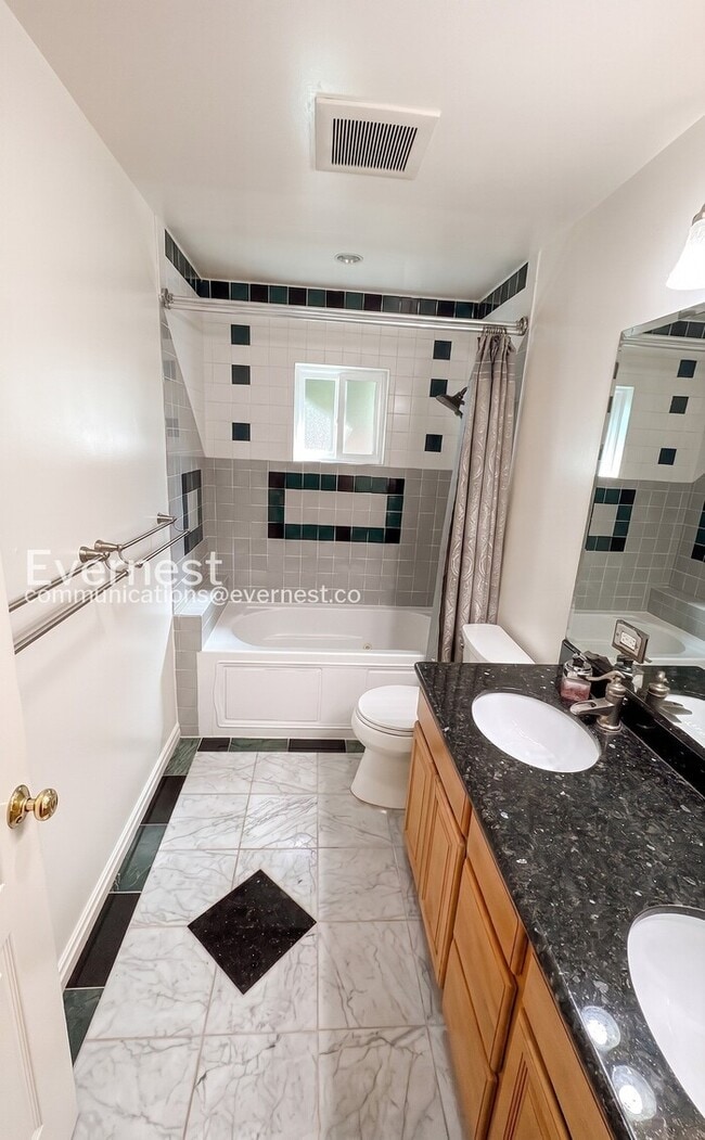 Building Photo - 4 Bed/3 Bath Home with Fenced Yard & Garage / Available Now!
