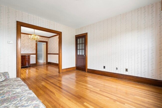 Building Photo - 19-21-21 Augustus Ave