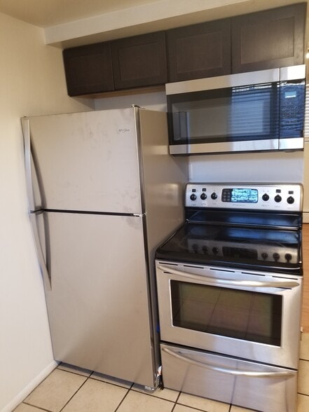 Stainless Steel Appliances - 4024 Osage St