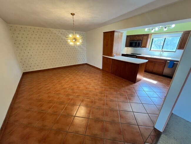 Building Photo - East- 3 bedroom/ 2 bathroom home with sparkling pool!