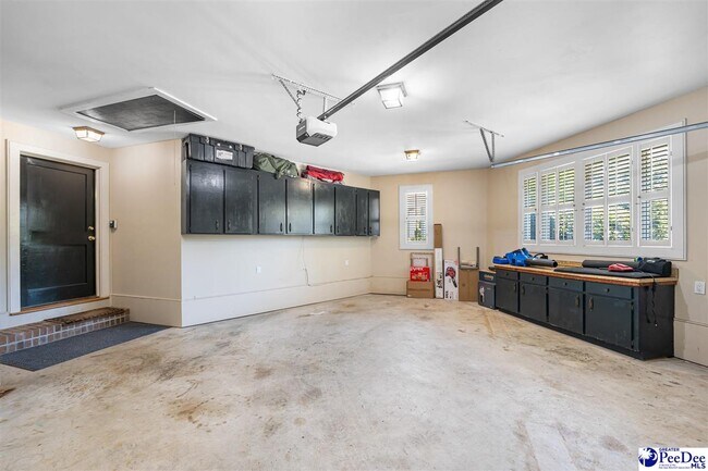 Building Photo - 3241 Lakeshore Dr