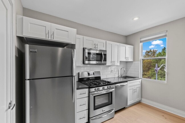 Building Photo - Bright Top-Floor 1BR Condo in Columbia Hei...