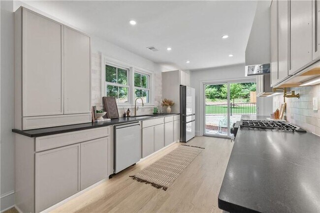 Building Photo - Designer Living with Charm in North Buckhead