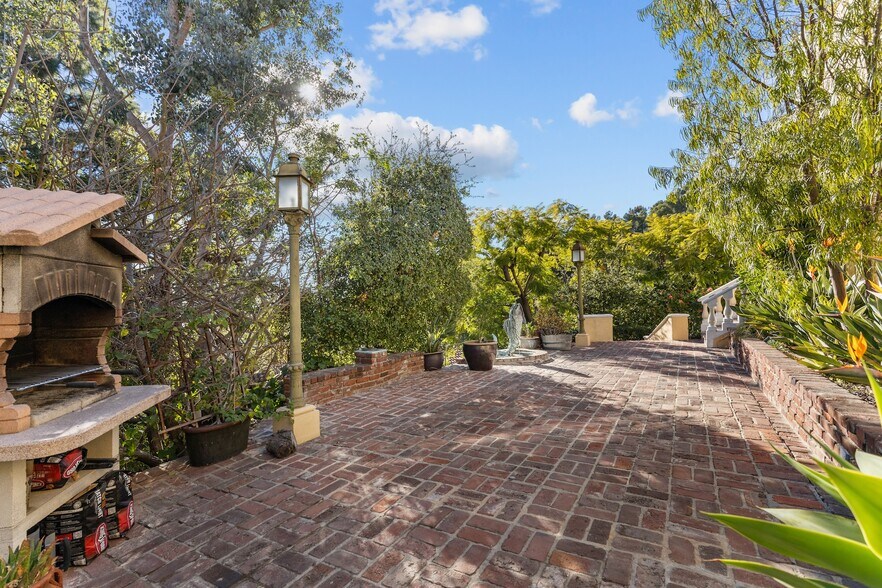 Building Photo - 2856 Glendower Ave