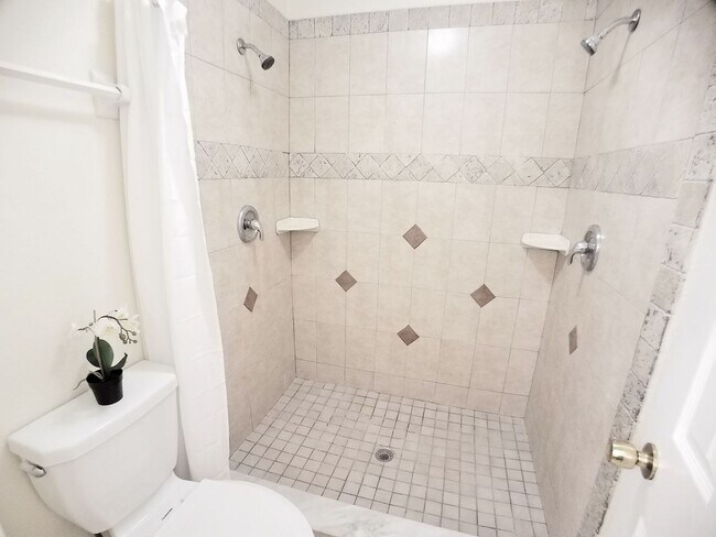 Building Photo - Beautiful 1/1 wood floor condo for rent in...