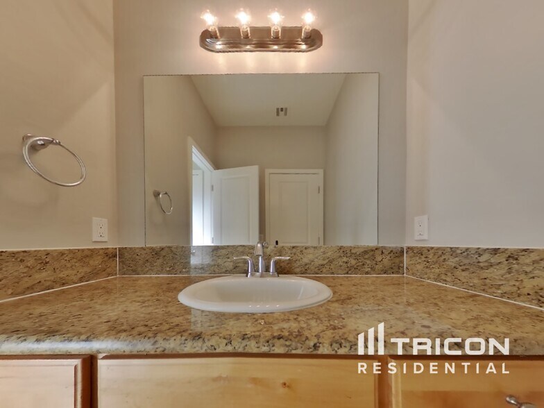 Building Photo - 10321 W Monterosa Ave