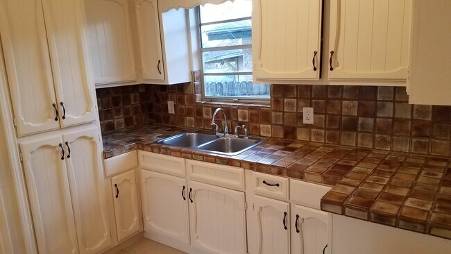 Building Photo - 422 Globe Ave