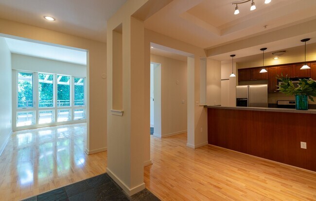 Building Photo - NO PARKING/2+ bed/2 bath top floor condo w...