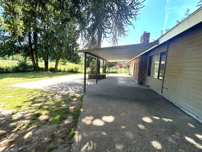 Building Photo - Updated 3+ bedroom 2 bath home in country ...
