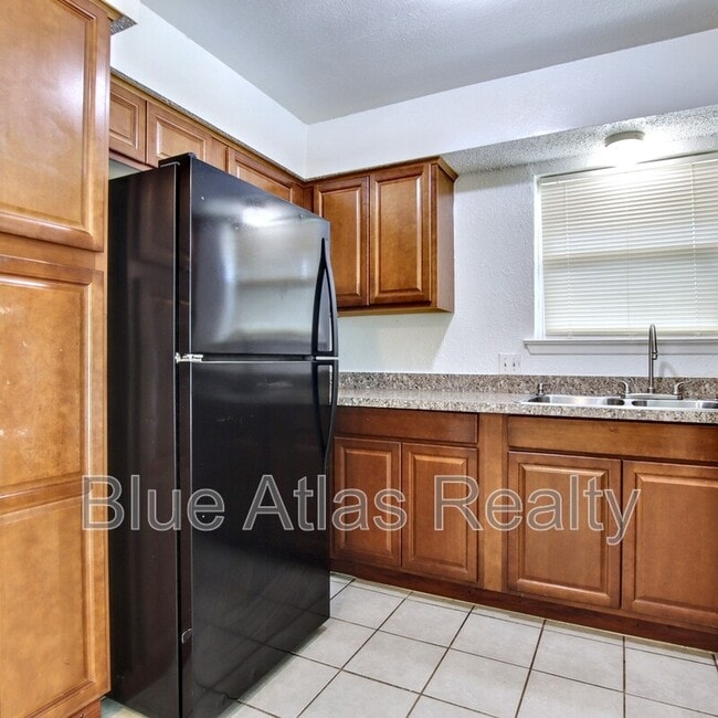 Building Photo - 4816 Wellesley Ave