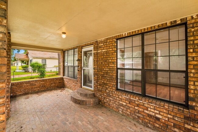 Building Photo - Check Out this 2 bed 1 bath in Alexandria